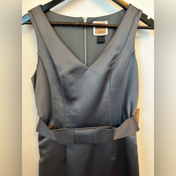 Nue by Shani. Silver V-neck Sleeveless Silver Dress. Bow Belt detail. Size 4 - Picture 2 of 8
